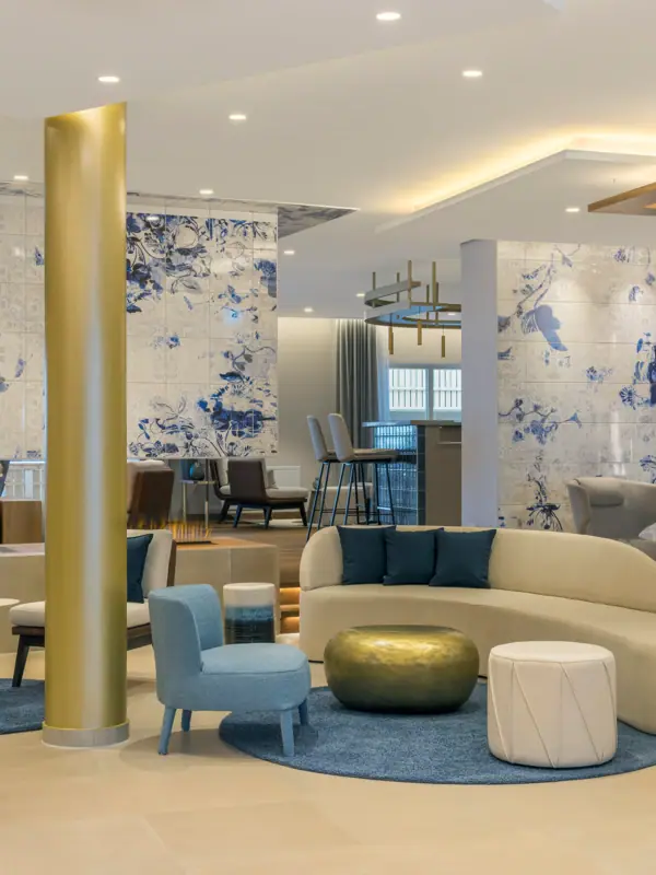 Hotel lobby with tables, sofas and chairs