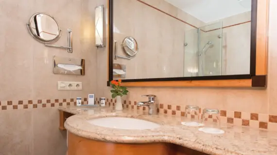 Modern bathroom with washbasin and mirror.