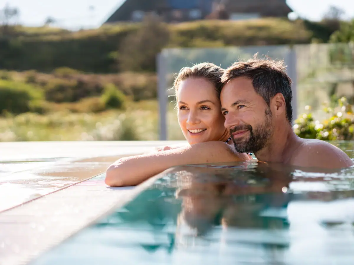 Ein Mann und eine Frau im Pool.