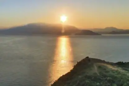 Sonnenuntergang über einem Gewässer