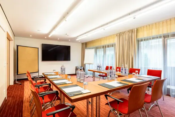 A room at the A-ROSA Travemünde with a table and chairs.