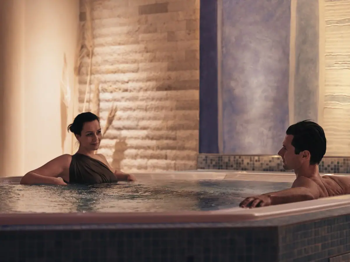 Paar sitzt im Whirlpool und entspannt