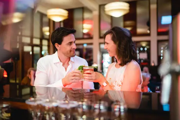 Ein Mann und eine Frau halten Getränke.