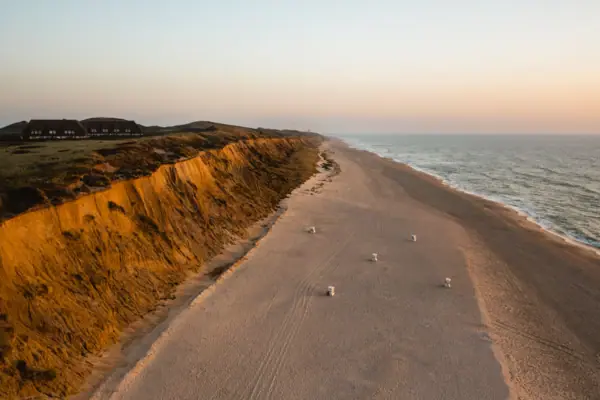 The Red Cliff on Sylt, with a sandy beach and the sea in the background.