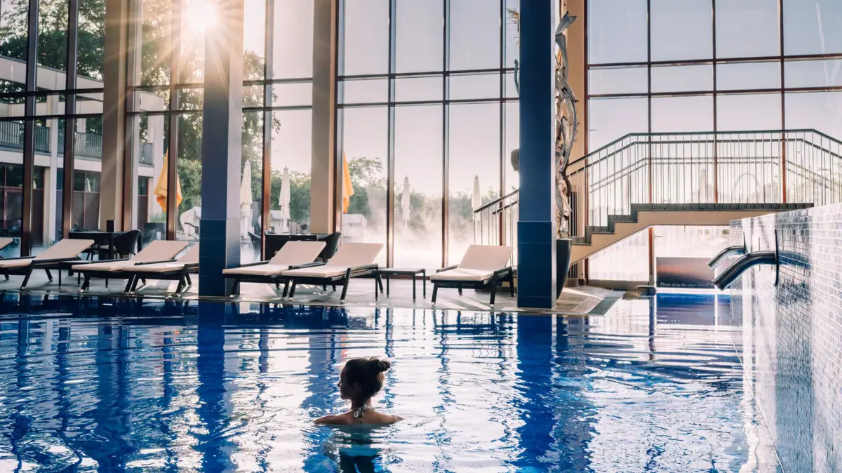 Eine Frau in einem Schwimmbecken.