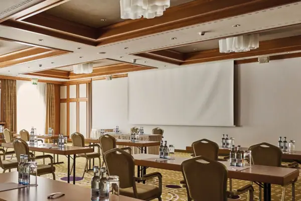 Ein Raum mit Tischen und Stühlen.