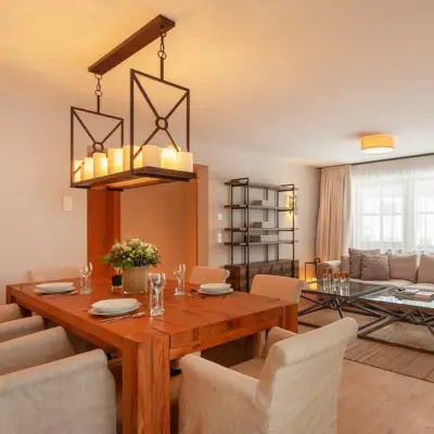 Esstisch und Stühle in einem Wohnzimmer.