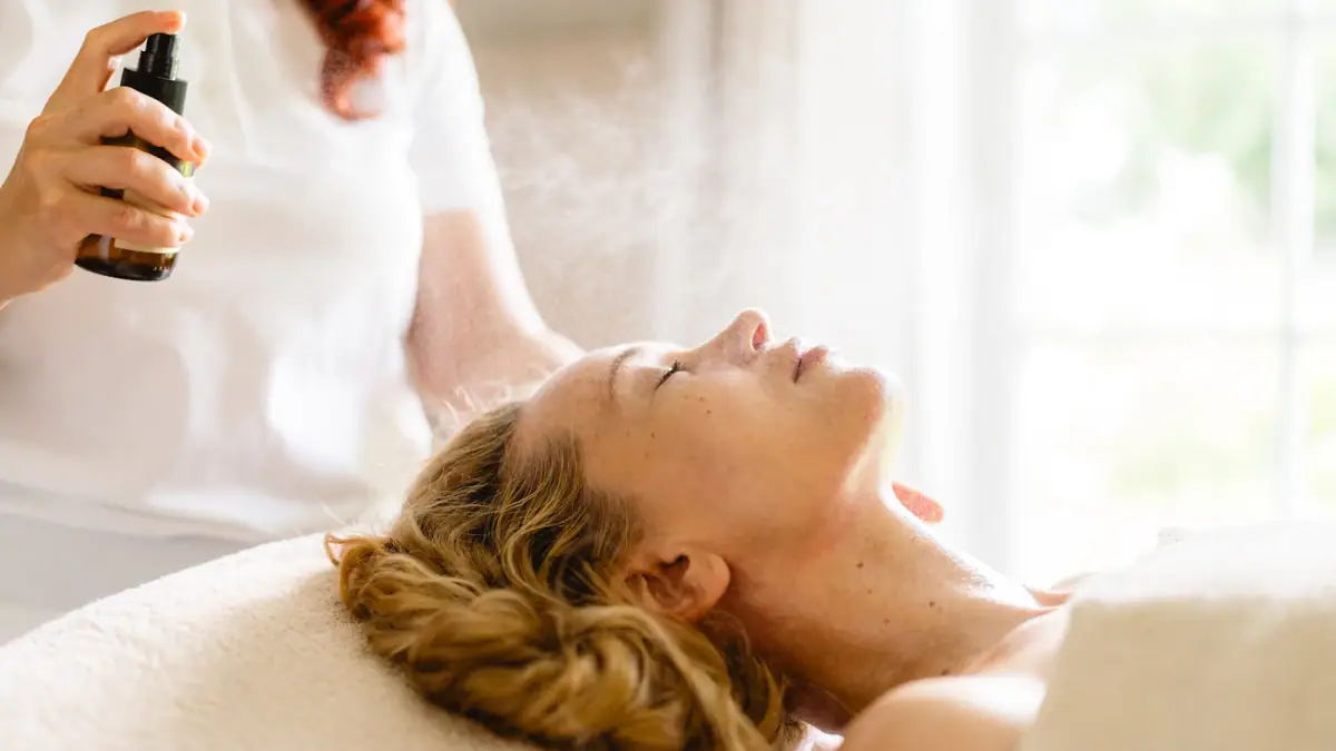 Eine Frau erhält eine Gesichtsmassage.