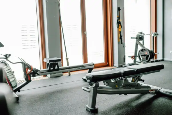 Fitnessgeräte Fitnessstudio mit Trainingsgeräten