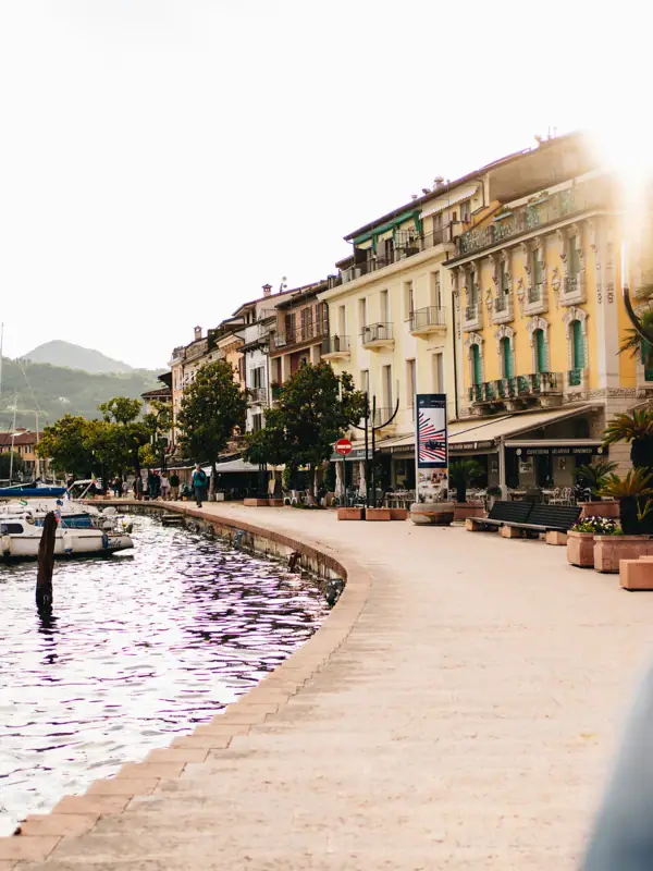Eine Frau schaut auf ein Gewässer.
