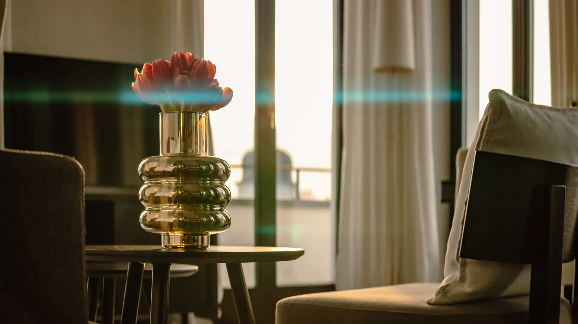 Zimmer Eine Vase mit Blumen auf einem Tisch.