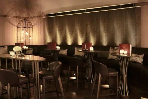 Ein Raum mit Tischen und Stühlen.