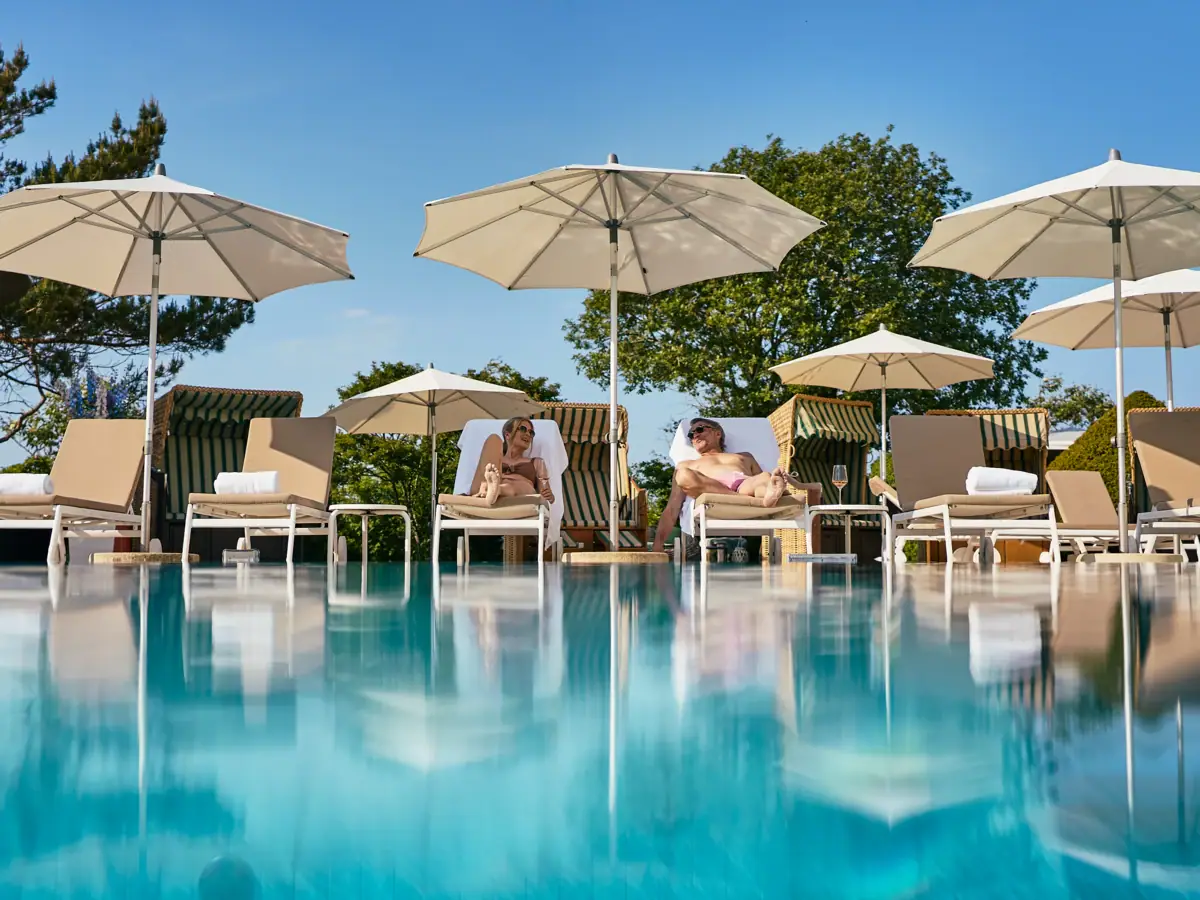 Gäste entspannen am beheizten Außenpool des A-ROSA Ostseehotel Kühlungsborn