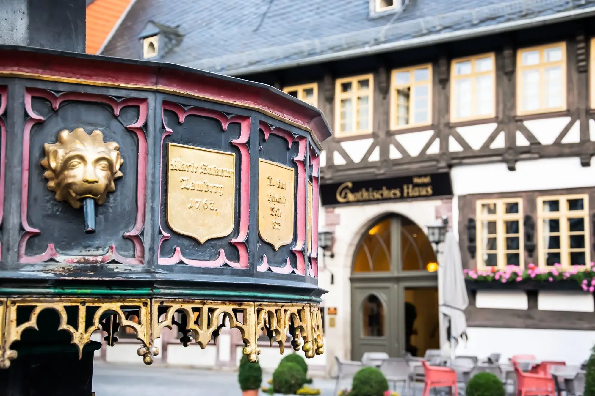 Ein dekorativer Brunnen vor einem Gebäude.