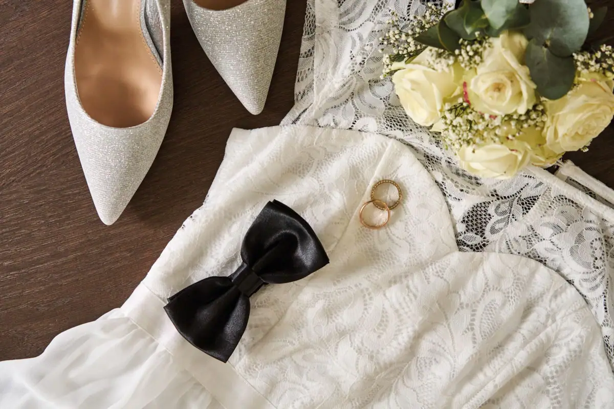 Weißes Kleid mit schwarzer Fliege und Schuhen
