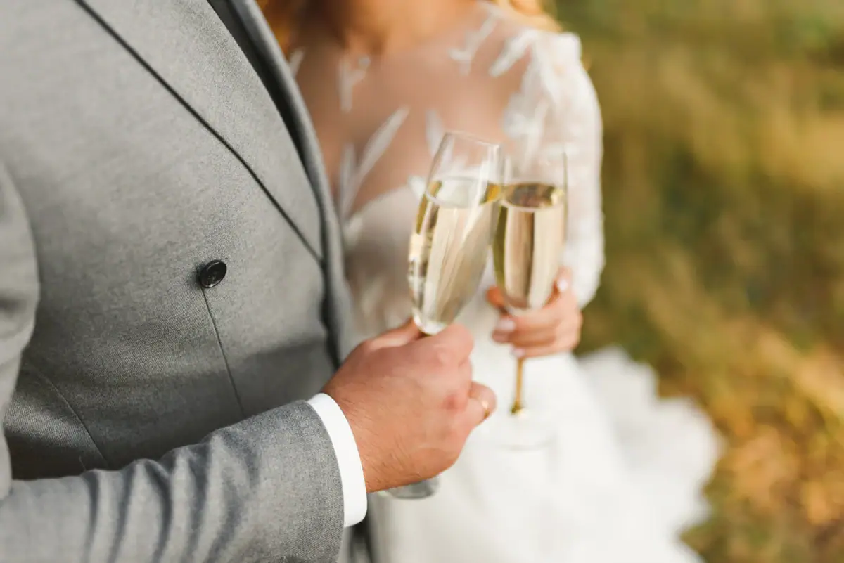 Ein Mann und eine Frau halten Champagnergläser.