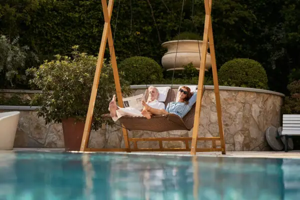 Ein Mann und eine Frau liegen auf einer Schaukel.