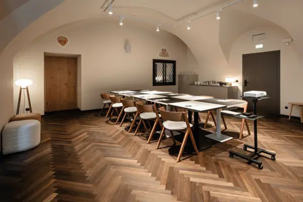 Ein Raum mit einem Tisch und Stühlen.