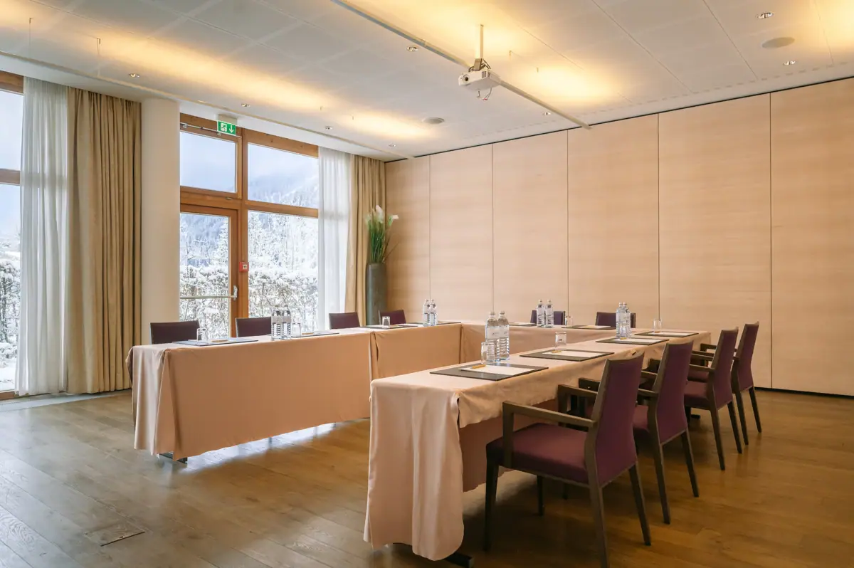 Salon B A room with tables and chairs; an indoor area with furniture and windows.