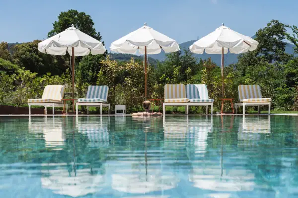 Wellness im A-ROSA Gardasee Sonnenliegen und Pool im SPA-ROSA des A-ROSA Gardasee.