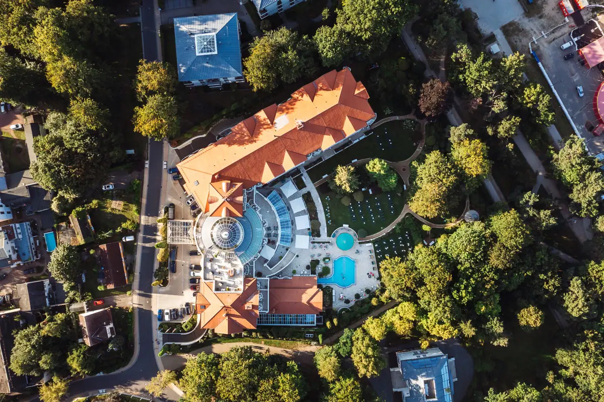 Ein Gebäude mit einem Pool und Bäumen.
