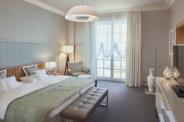 Ein Hotelzimmer mit einem Bett und einer Bank.