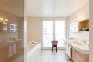 Bathroom with bathtub and washbasin