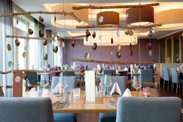 Dünenrestaurant Ein gedeckter Tisch in einem Restaurant.