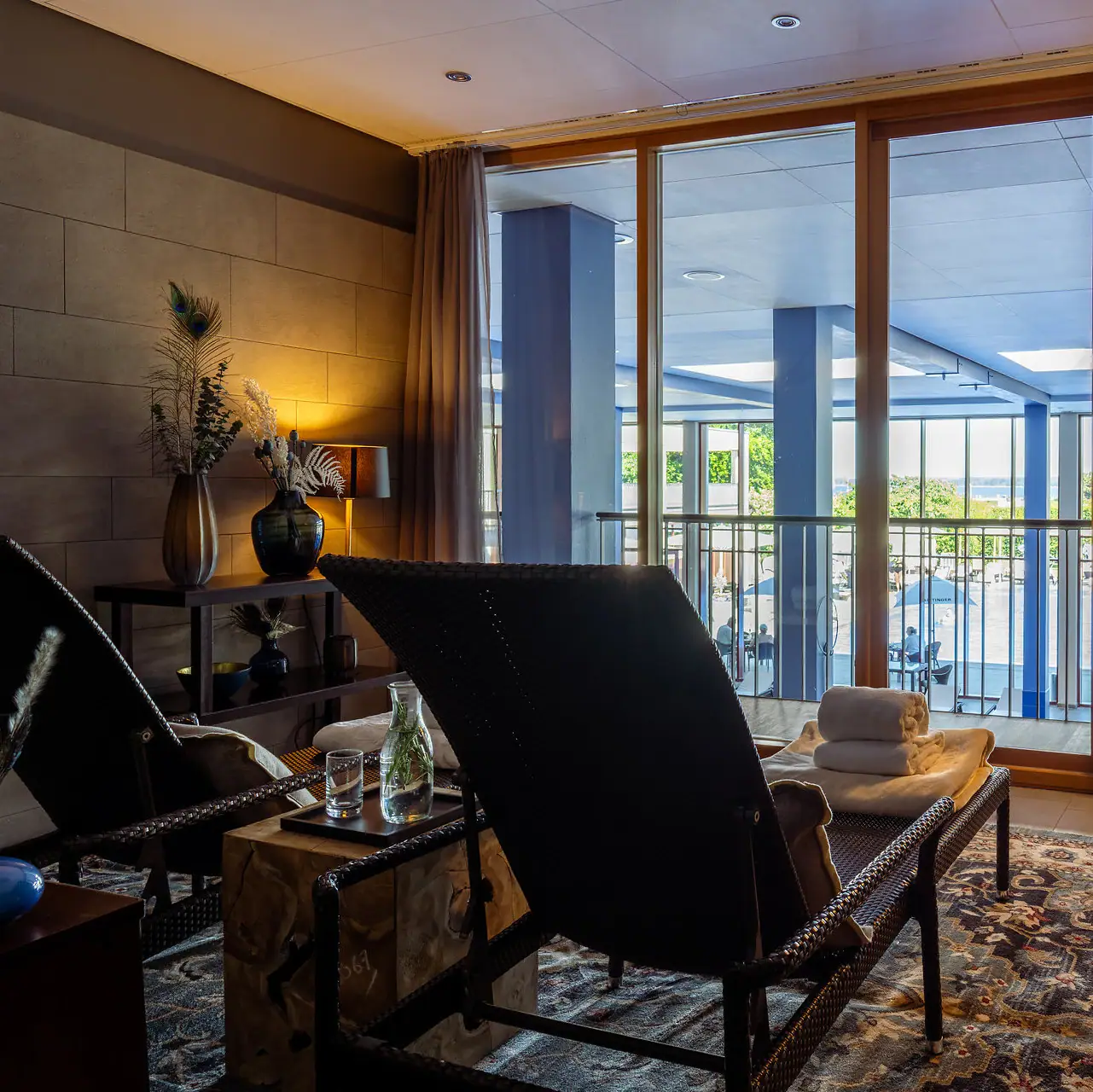 Ein Zimmer mit großer Glastür und großer Terrasse.