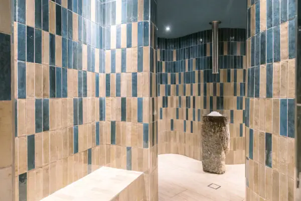 Moderner Eisbrunnen mit Eiswürfeln im A-ROSA Gardasee.