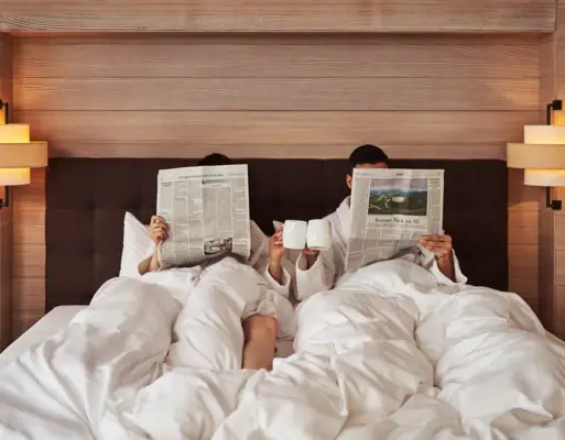 Ein Mann und eine Frau lesen im Bett.