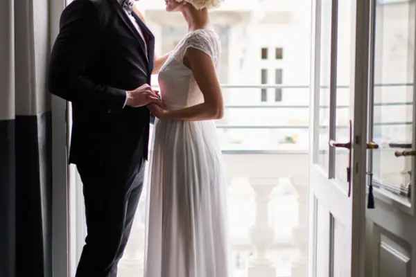 Ein Mann und eine Frau in einem weißen Hochzeitskleid.