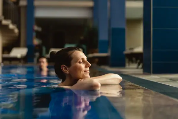Eine Frau im Schwimmbecken.