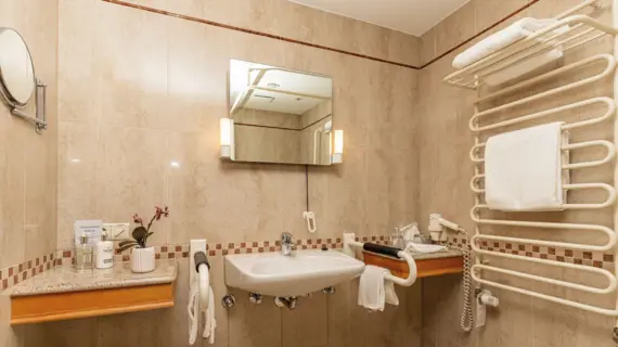 Bathroom with washbasin and mirror.