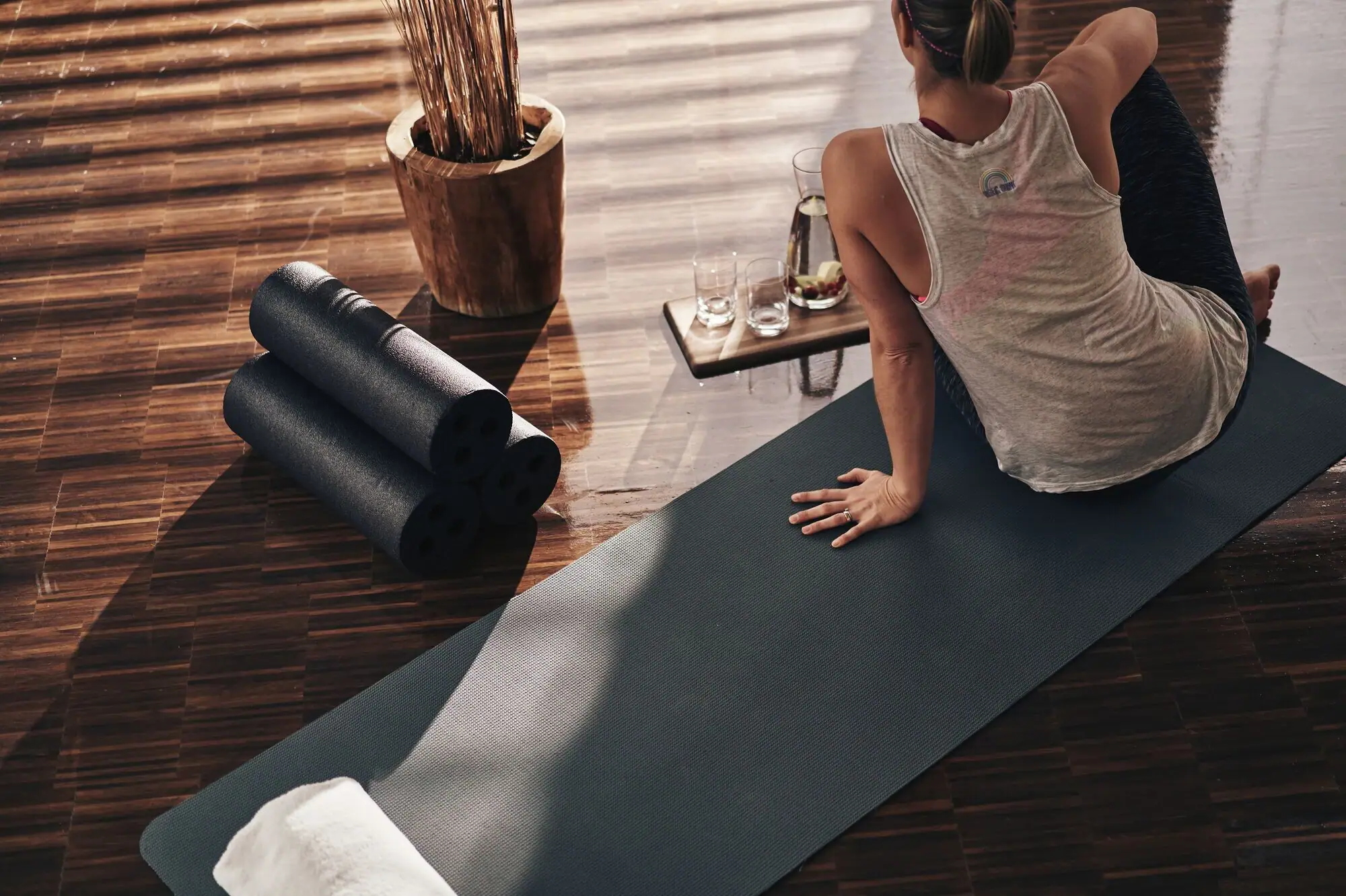 Frau sitzt auf Yoga Matte