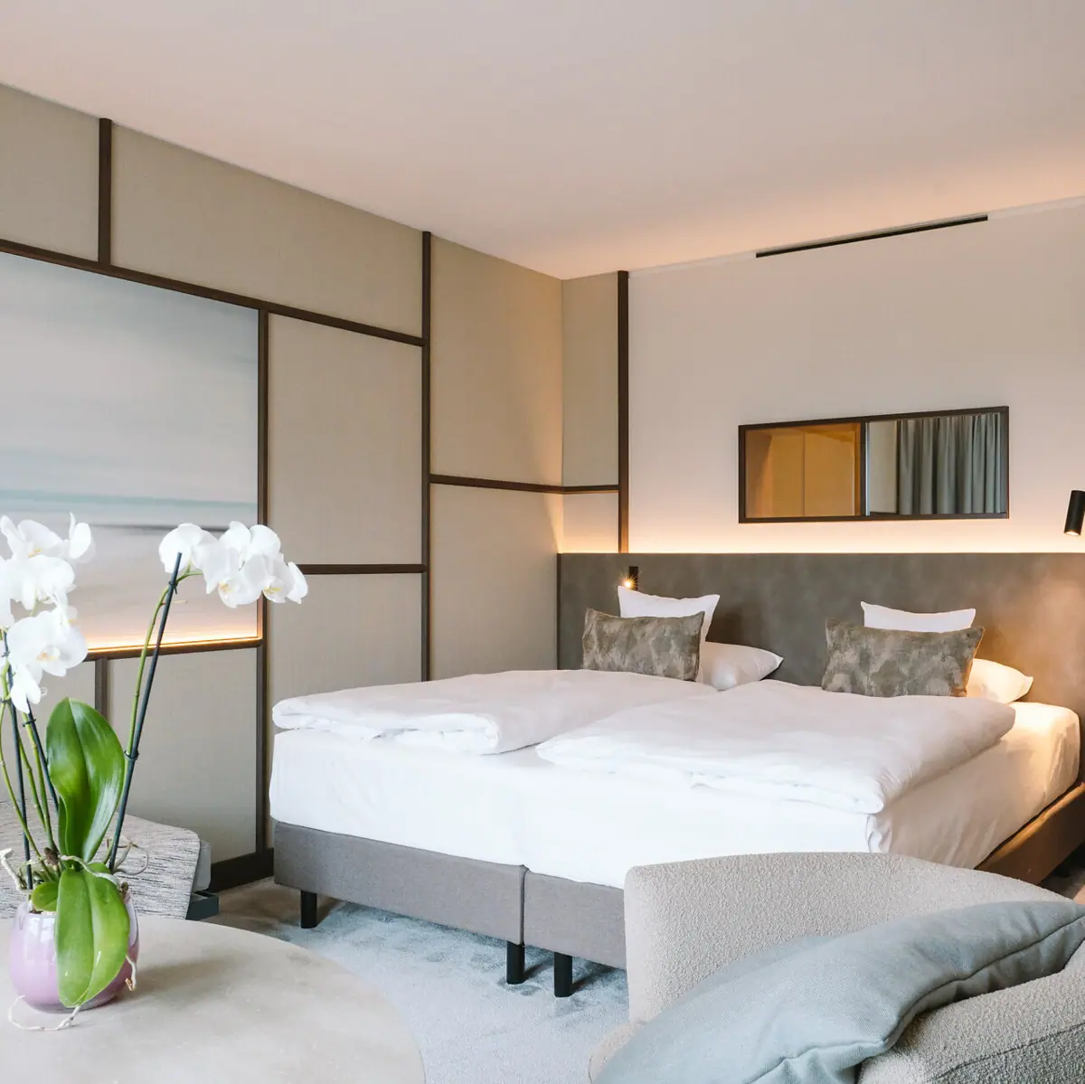 A hotel room at the A-ROSA Hotel Sylt with a bed and a table.