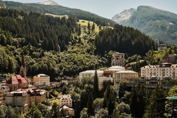 Eine Stadt in den Bergen mit umgebender Natur und Himmel.