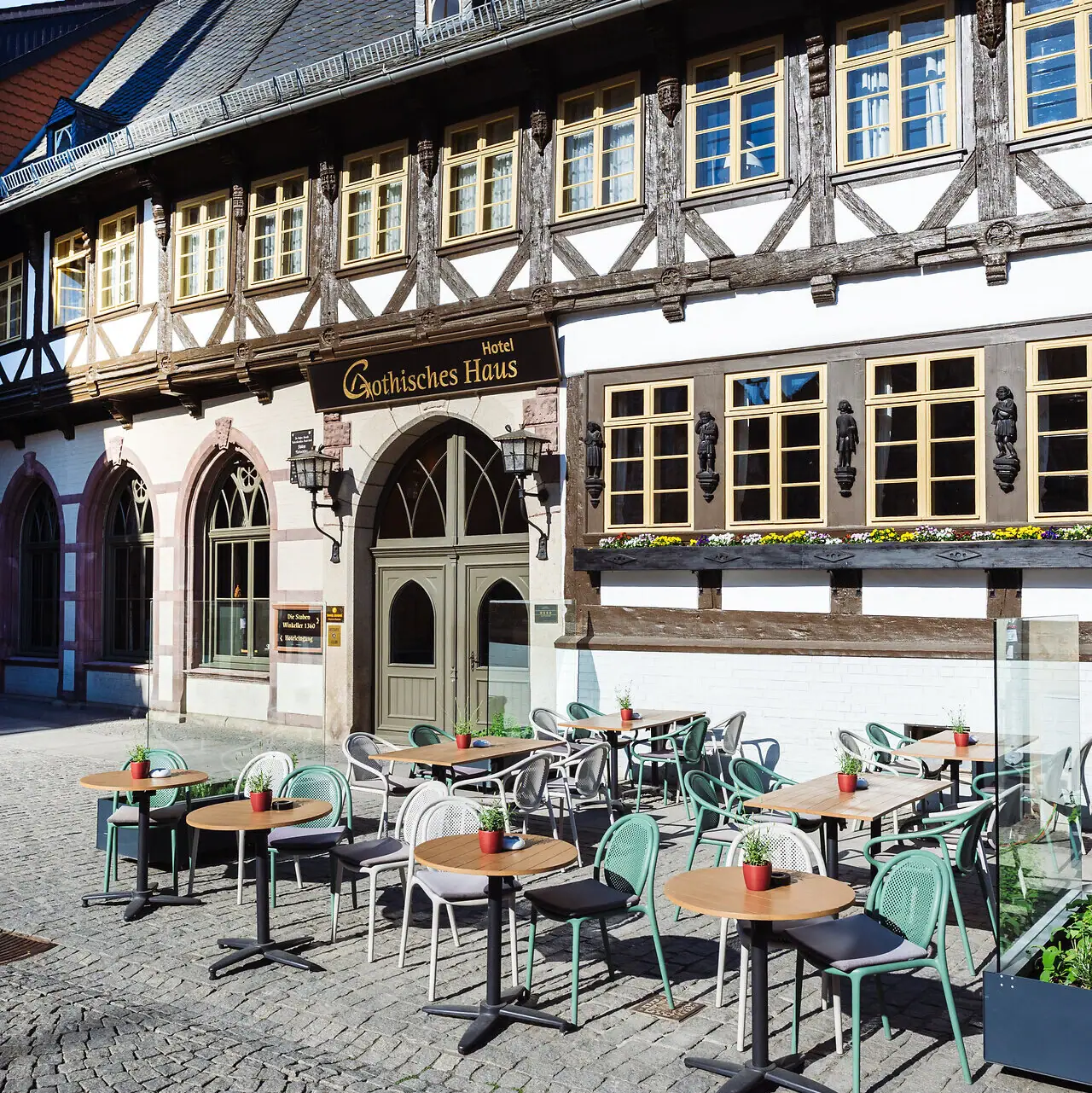 Ein Gebäude mit Tischen und Stühlen im Freien.