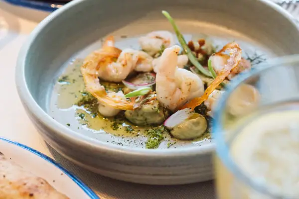 Eine Schüssel mit Garnelen auf einem Tisch.