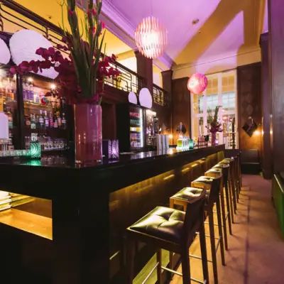 Eine Bar mit Hockern und einer Reihe von Stühlen.