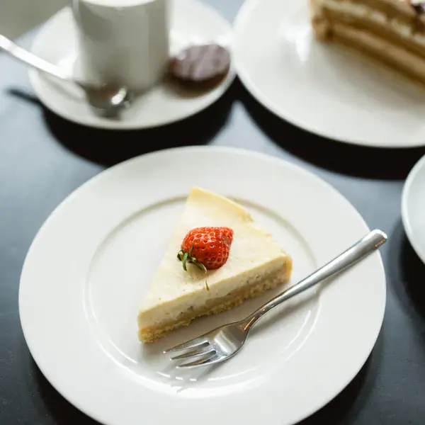 Ein Stück Kuchen auf einem Teller mit einer Gabel.