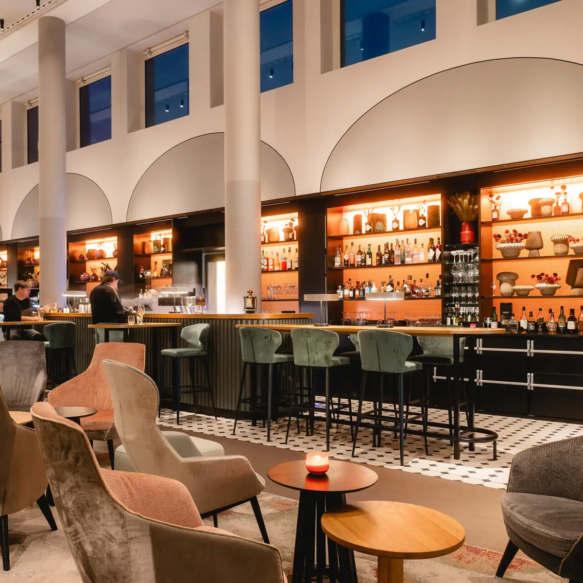 Eine Bar mit Stühlen und Tischen in einem großen Raum.