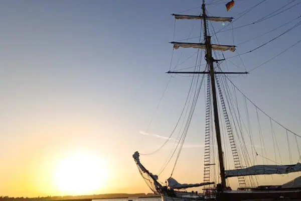 Segelboot auf dem Wasser unter klarem Himmel.