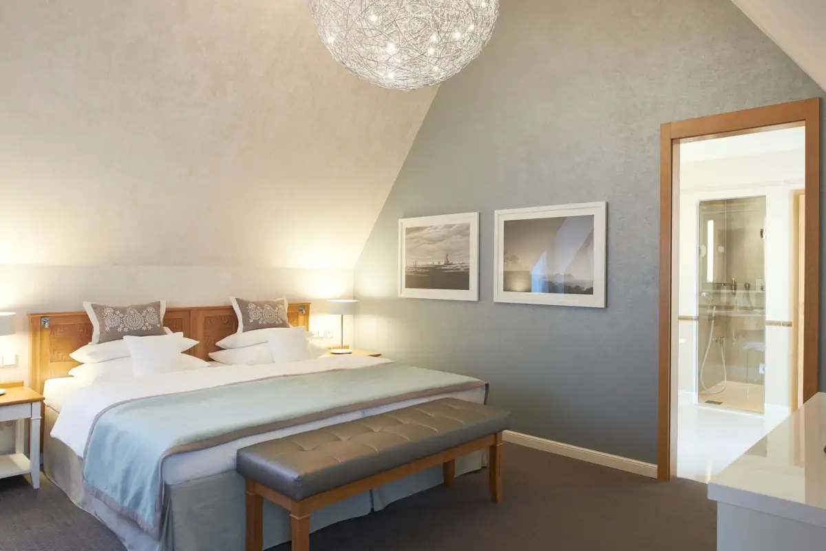 Ein Schlafzimmer mit einem Bett und einem Kronleuchter.