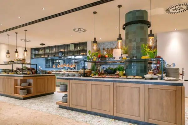 Eine Küche mit Essen auf der Arbeitsplatte.