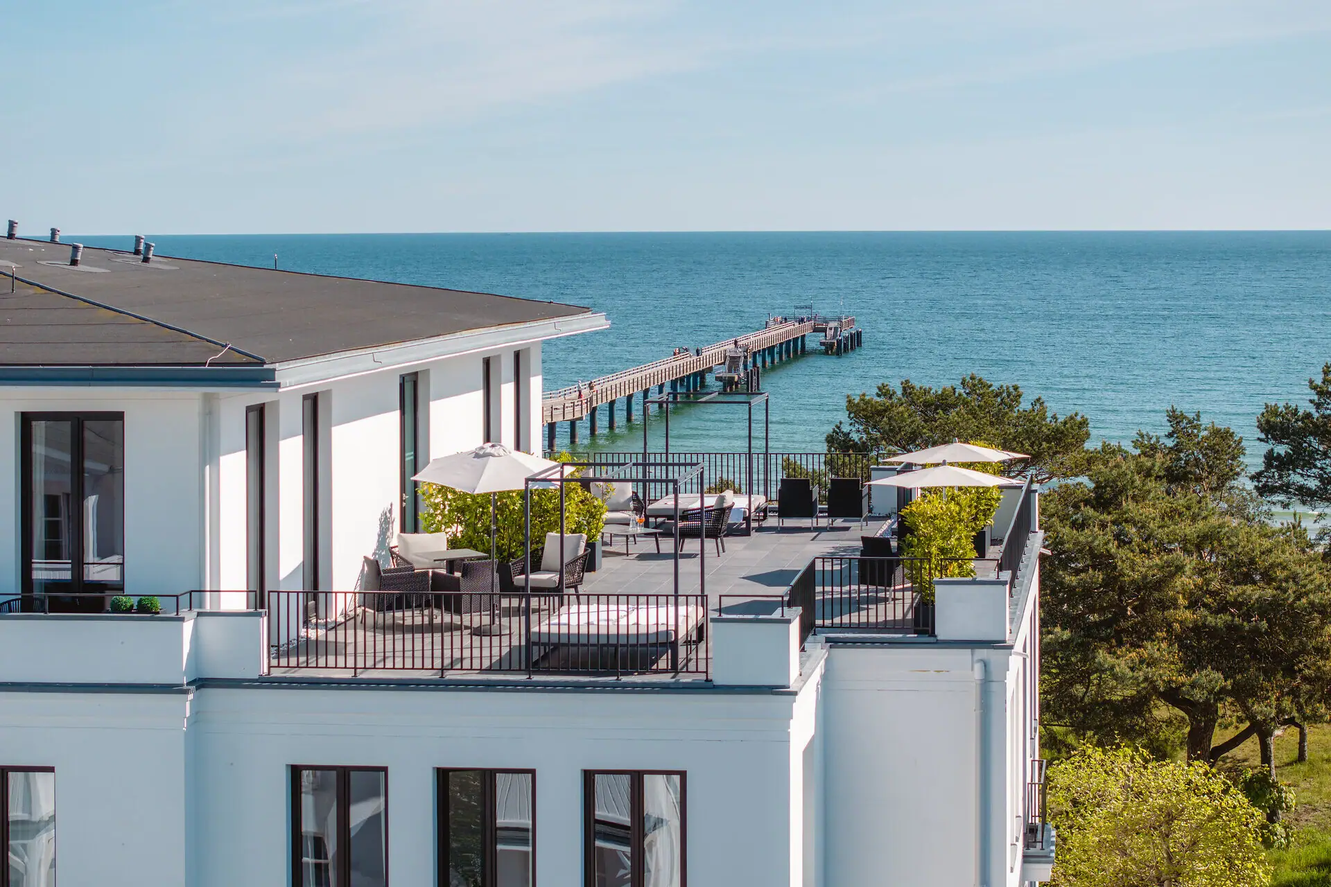 Ein Gebäude mit einem Steg und Bäumen.