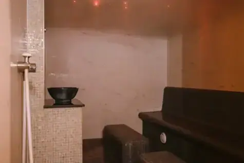 Ein Zimmer mit einer Schale auf einem Tresen.