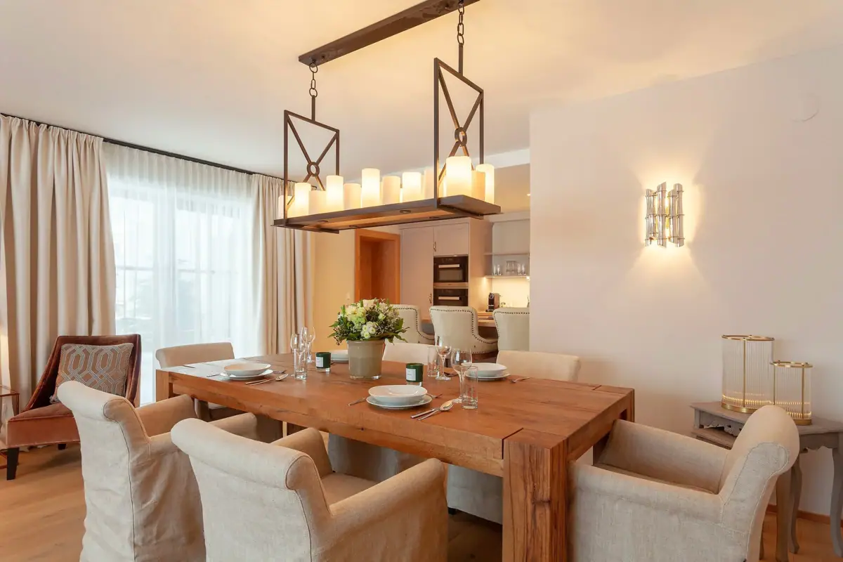 Dining room with a table and chairs
