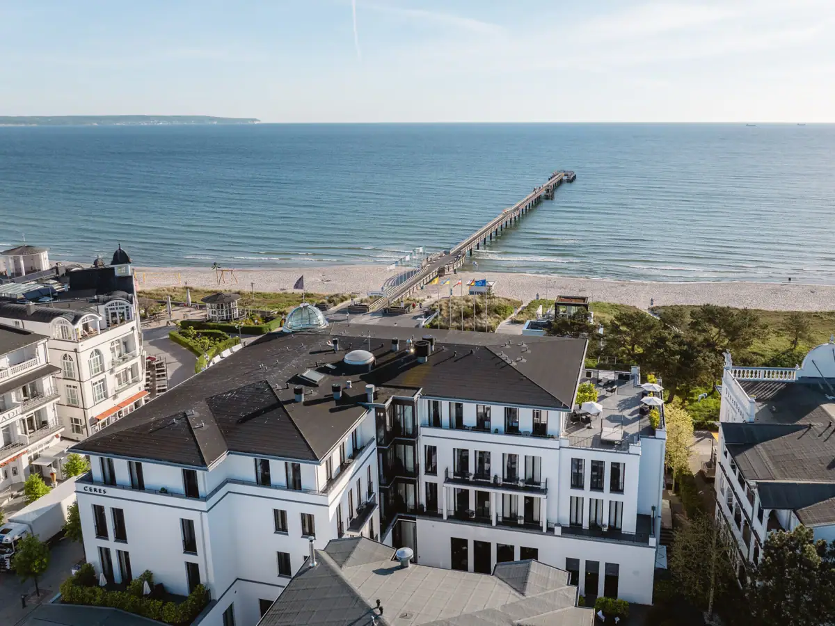 Strand mit einem Pier und Gebäuden im Hintergrund
