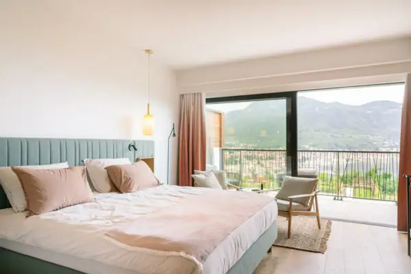 Zimmer & Suiten mit Ausblick Modern eingerichtetes Doppelzimmer im A-ROSA Gardasee mit Blick über den See.